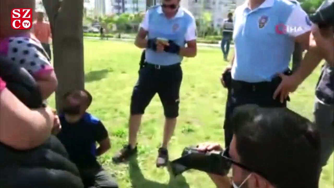 Para istediği kişiyi bıçakladı... Hiç bir şey yokmuş gibi eşiyle sahilde yürürken polise yakalandı