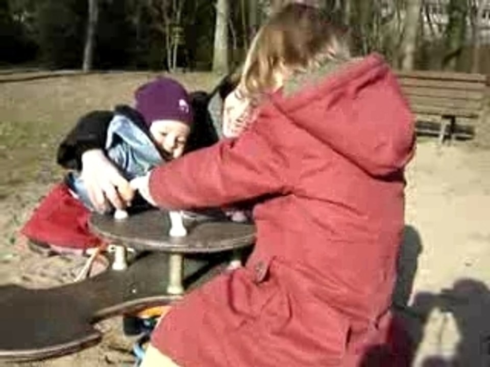 Lara et Jade au parc