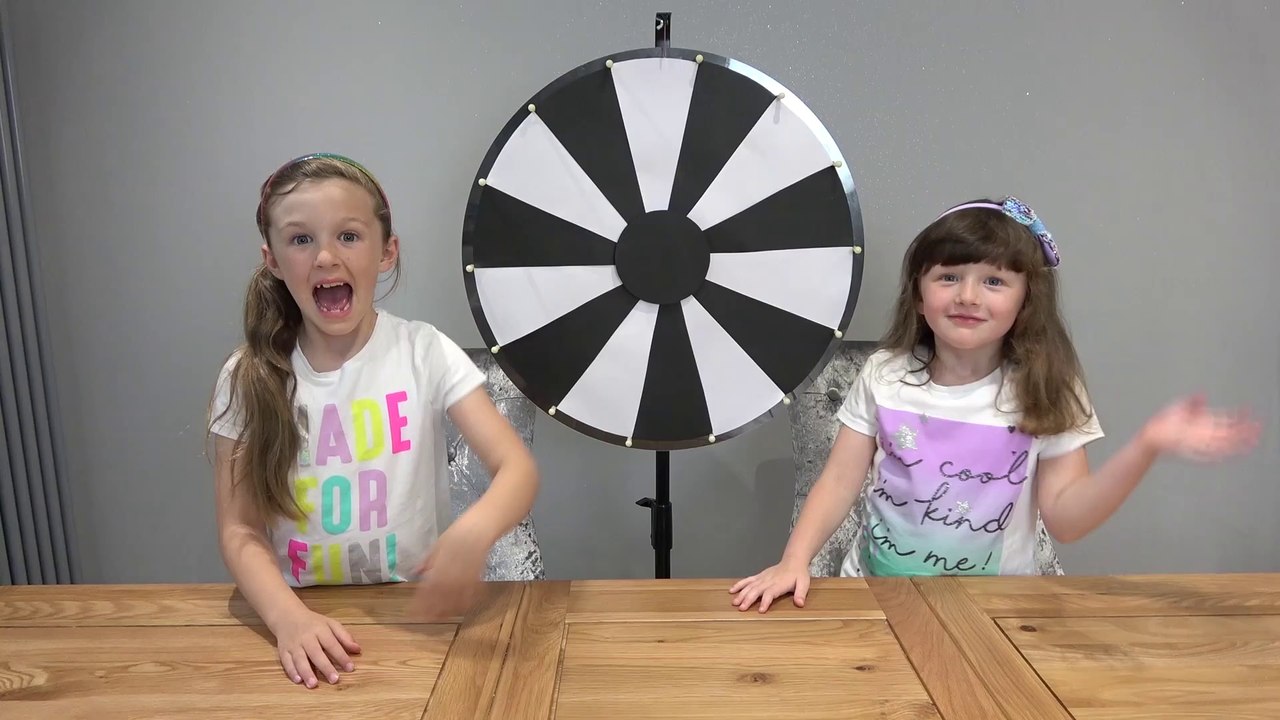 Sophia  e Isabella Brincando de Roleta LOL Surprise Bonecas