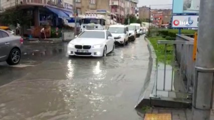 Aniden bastıran yağış Bağcılar’da sele neden oldu
