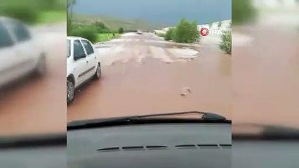 Dolu yağışı köyü beyaza bürüdü