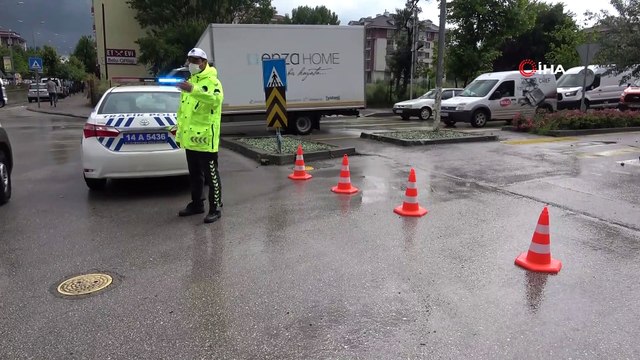 20 dakika süren yağmur evleri sular altında bıraktı, yolları göle çevirdi