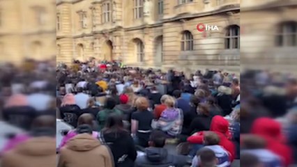 - Oxford'da Oriel Koleji, Cecil Rhodes heykelinin kaldırılması için harekete geçti