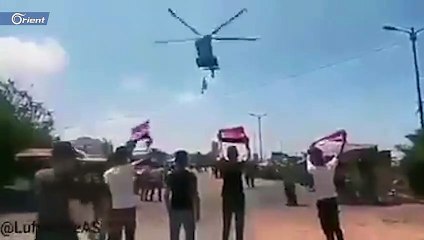 مشهد مضحك.. مروحية روسية تفرق مسيرة موالية لأسد في طرطوس