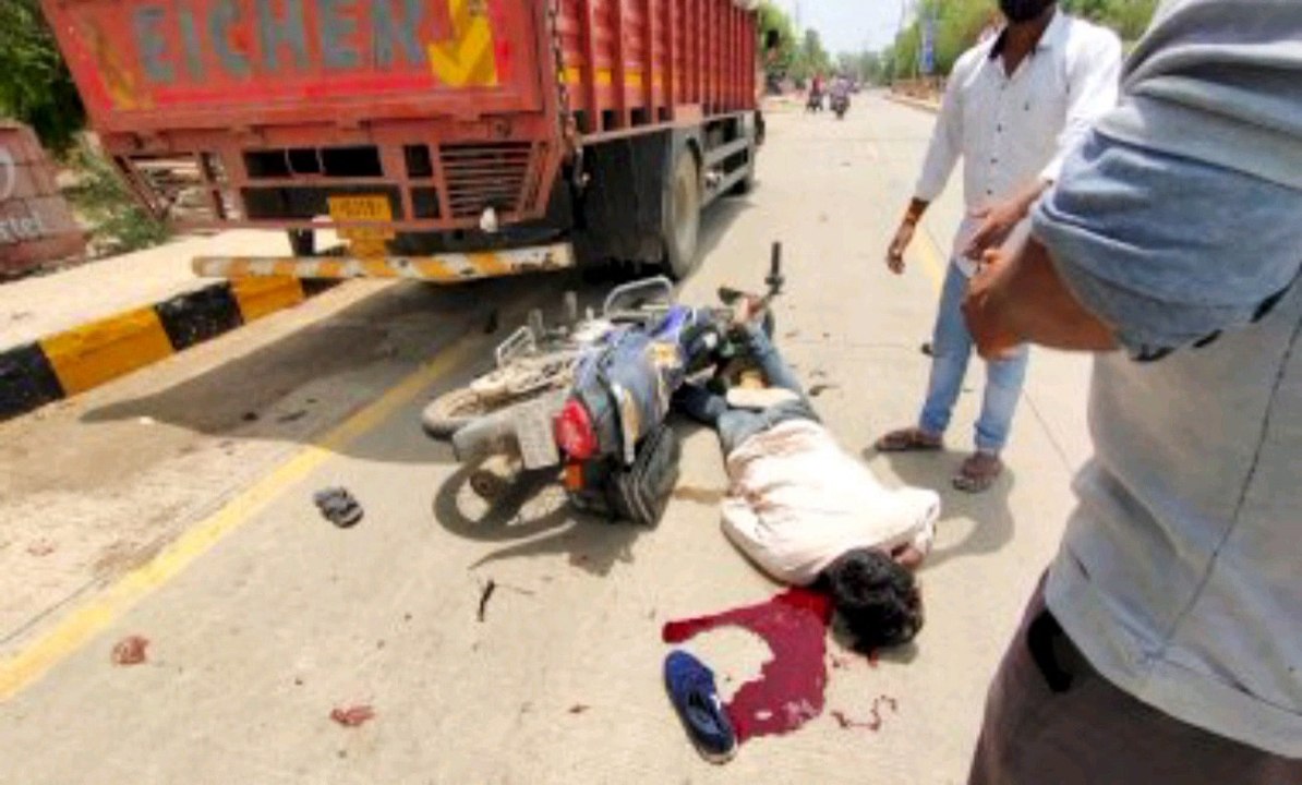 :तेज रफ्तार से दौड़ते आयशर ट्रक ने मारी बाइक सवार को जोरदार टक्कर,मौके पर ह