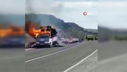 Seyir halindeki açık kasa kamyonet alev aldı