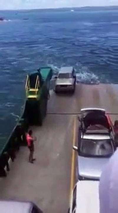Il oublie le frein à main en garant sa voiture sur le ferry