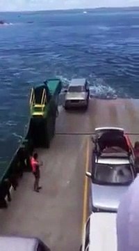 Il oublie le frein à main en garant sa voiture sur le ferry