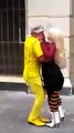 Cet artiste de rue danse avec une poupée et le résultat est dingue