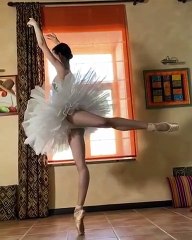 Elle tient 1min en équilibre sur la pointe des pieds ! Danse classique