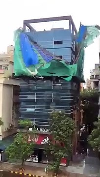 Effondrement d'un échafaudage en bambou contre un immeuble !