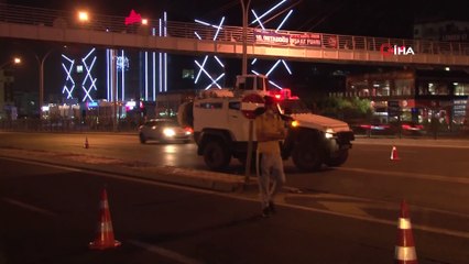 Seyir halindeyken uyuya kalan tır sürücüsü park halindeki otomobile çarptı