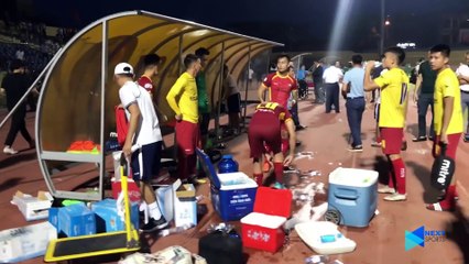 Phan Văn Đức và Trọng Hùng được bác sỹ Choi kiểm tra chấn thương ngay tại sân - NEXT SPORTS