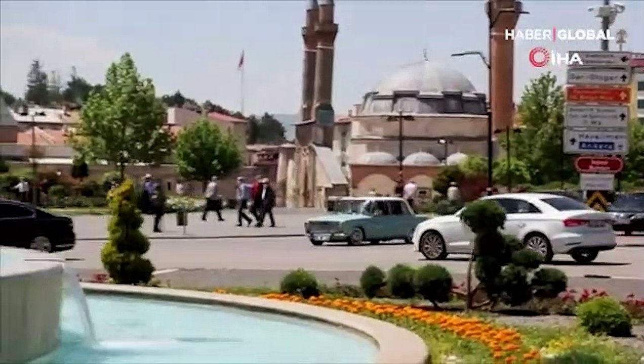 Sivas Valisi Ayhan, 1974 model modifiyeli Murat 124'le şehri turladı