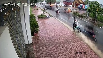 Cậu bé dùng tay không khơi thống cống