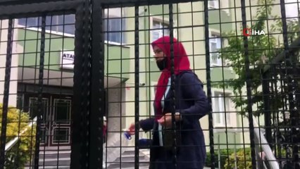 Evde tek kalan köpek pencereden sarktı, yürekler ağza geldi