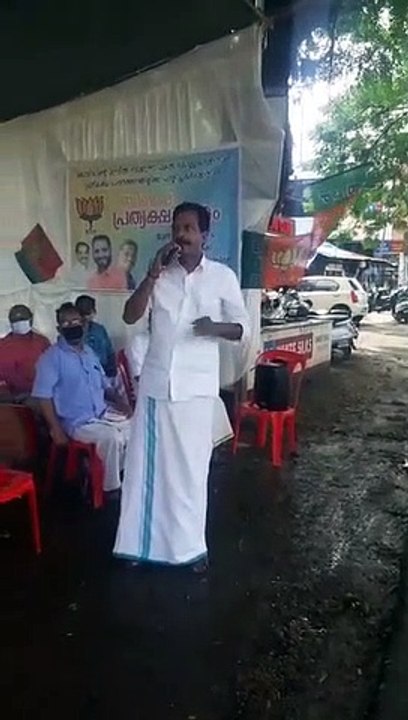 പ്രവാസികളെ വിലക്കുന്ന സംസ്ഥാന സർക്കാർ നിലപാടിലും കൊറോണക്കാലത്തെ പകൽകൊള്ളയിലും പ്രതിഷേധിച്ച് BJP ബേപ്പൂർ മണ്ഡലം കമ്മിറ്റി നടത്തിയ പ്രതിഷേധ സത്യാഗ്രഹ സമരത്തിൽ നിന്ന്