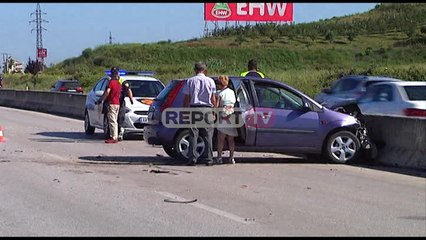 Report TV - Aksident në autostradën Lushnje-Rrogoxhinë, 'Fordi' përplaset me trafikndarësen