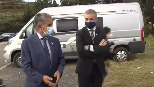Simbólico encuentro entre Revilla y Urkullu para escenificar la movilidad entre Cantabria y País Vasco
