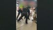 Violento forcejeo entre varios agentes de seguridad y un pasajero que se negó a ponerse la mascarilla en el tren en Getafe (Madrid)
