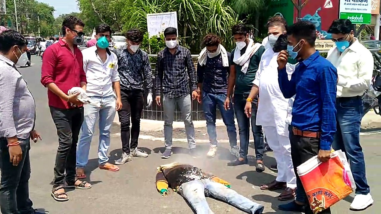 सुशांत की आत्महत्या पर करनी सेना नाराज, बॉलीवुड एक्टर के पुतले जलाए
