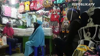 Pedagang menunggu pembeli saat pemberlakuan ganjil genap di Pasar Perumnas Klender, Jakarta.