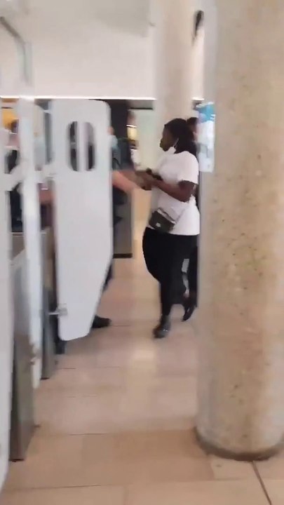 Salem France  à  Aulnay sous Bois  Clef de bras sur une femme et enceinte