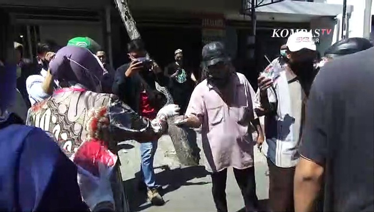 Risma Sidak Warga Tak Bermasker