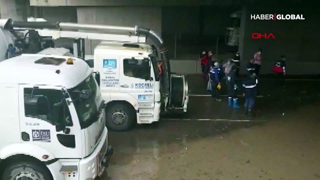 Birçok ili şiddetli yağış vurdu! Kocaeli D-100'de İstanbul yönü trafiğe kapandı