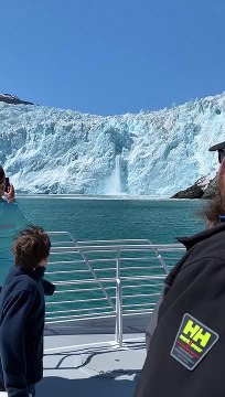 Cruise Boat Witnesses a Huge Chunk of Glacier Calving