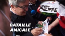 Quand Jean-Luc Mélenchon dédicace des tracts d'Edouard Philippe (avec le sourire)