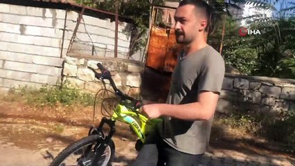 Bisiklet almak için ayakkabı boyuyordu, yapılan sürprizle gözlerine inanamadı