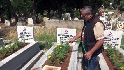 Şehit mezarlarının gönüllü bakıcısı