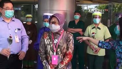 Risma Beri Penghargaan Untuk Nakes Covid-19 Surabaya