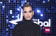 Dua Lipa trouve le confinement apaisant