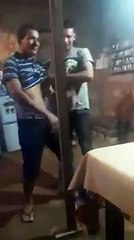 Aquele "pole dance" que deixa as mulheres aos gritos e em que vai tudo abaixo... literalmente!