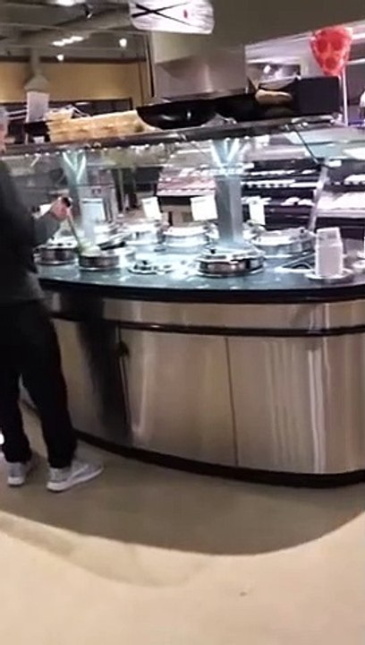 Homem prova sopa diretamente da panela num restaurante buffet