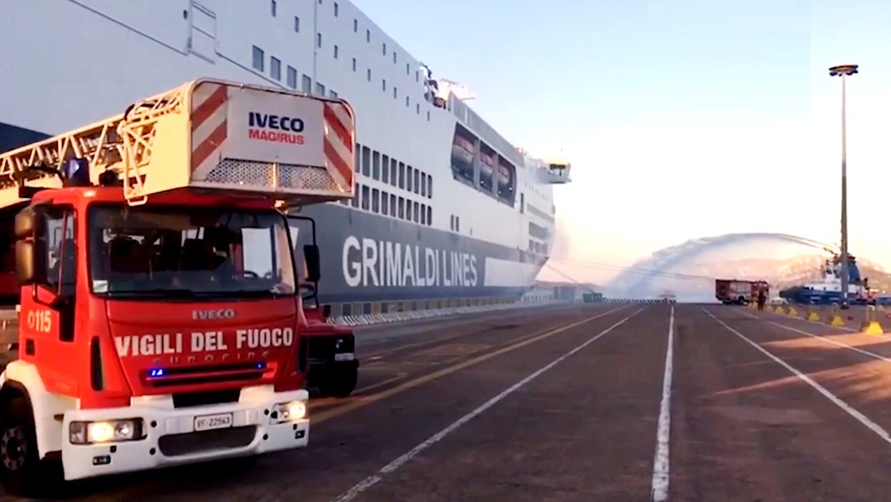 Olbia - In fiamme camion frigo a bordo di un traghetto Grimaldi, salvi passeggeri (19.06.20)