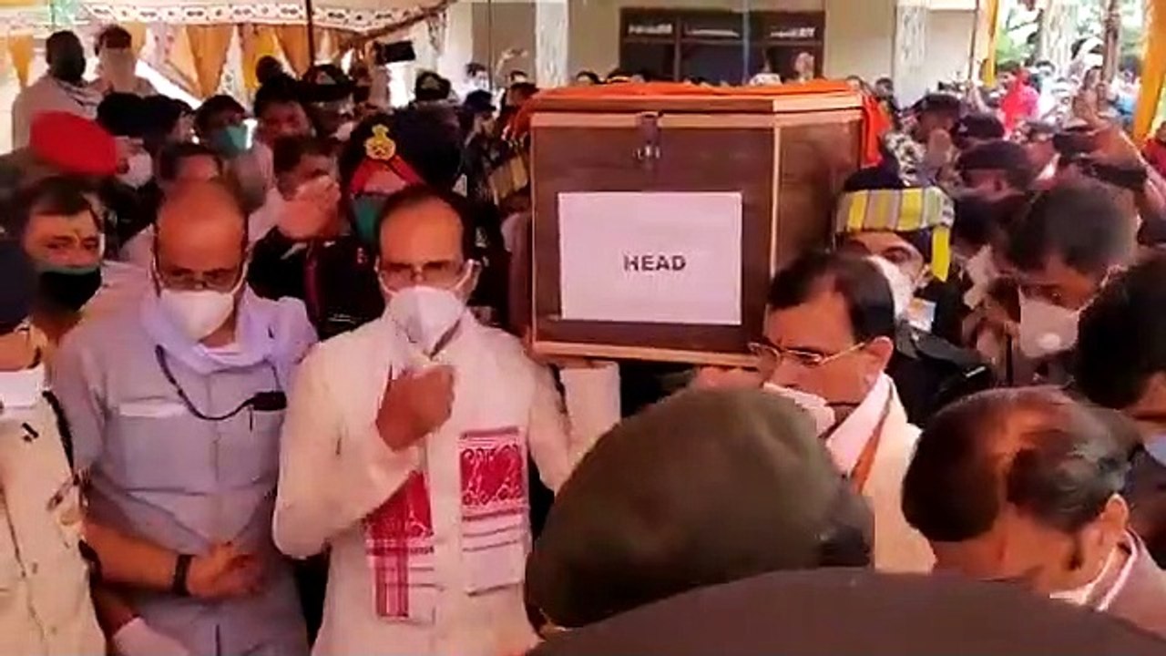 शहीद दीपक को अंतिम सलामी देने पहुंचे सीएम शिवराज, अंतिम संस्कार में हुए शामिल