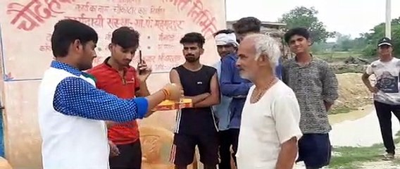 युवा नेता ने बांटी राहुल गाँधी के जन्मदिन पर खाद्य सामग्री