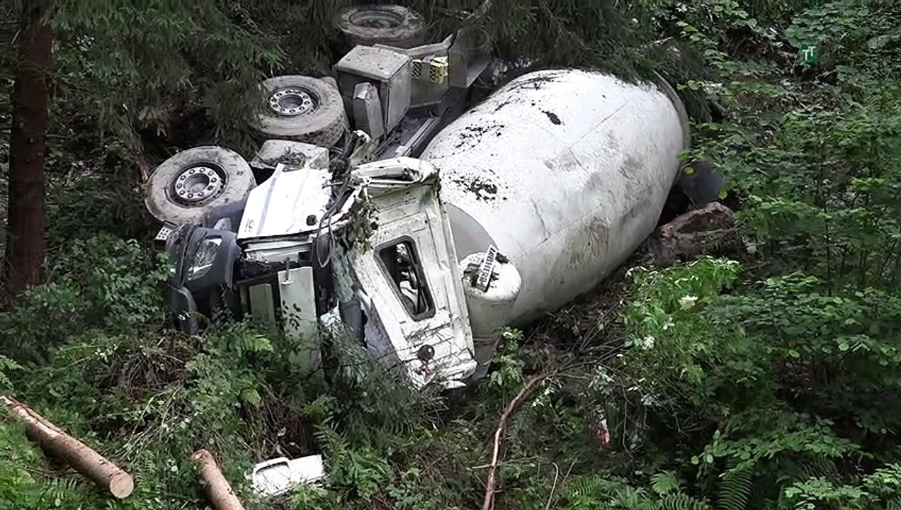 Betonmischer  in Roppen abgestürzt