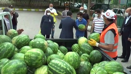 Nevşehir Belediye Başkanı Arı, LGS’ye girecek öğrencilere karpuz dağıttı