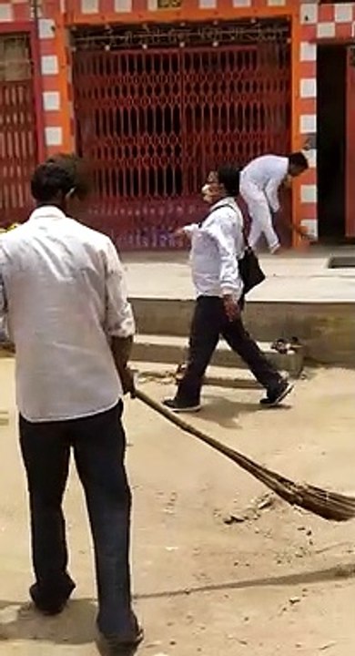 सफाई कर्मियों की हड़ताल, धार्मिक स्थलों की सफाई लिए सभासदो ने उठाई झाड़ू