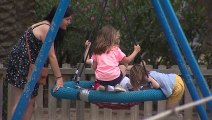 Barcelona reabre los parques infantiles