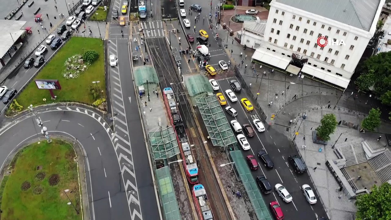 Eminönü'nde şiddetli yağış sonrası trafik kilitlendi
