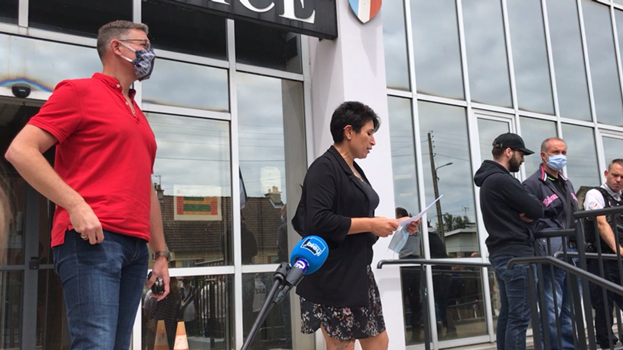 Les policiers jettent leurs menottes pour protester contre les propos de leur ministre.