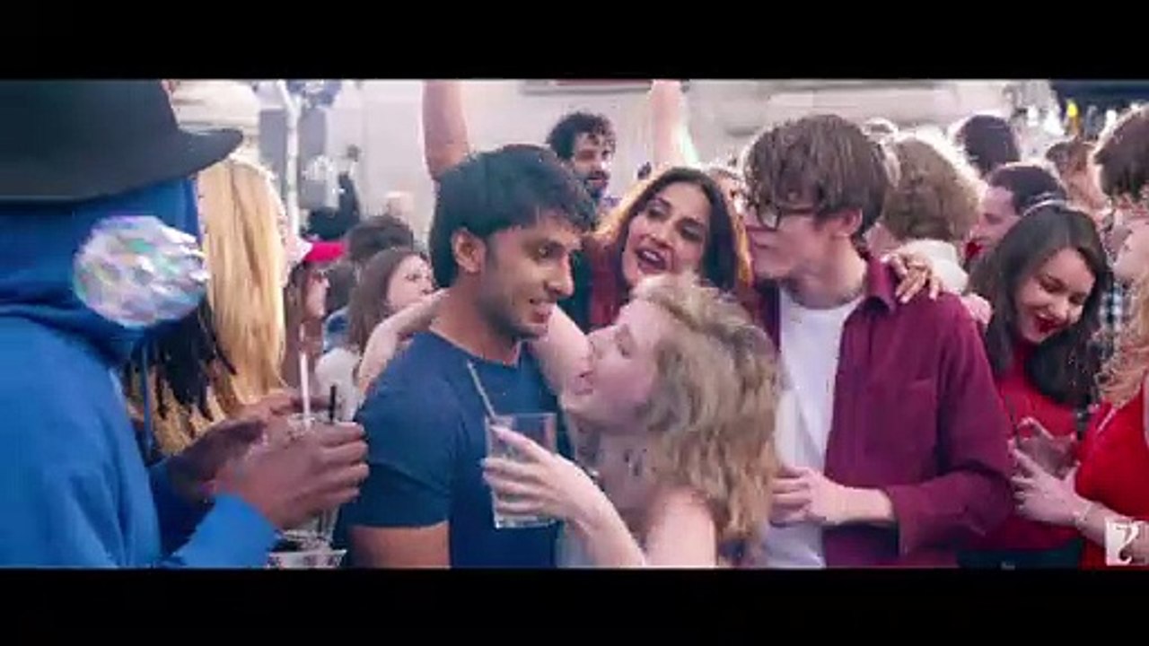 Nashe Si Chadh Gayi - Full Song _ Befikre _ Ranveer Singh _ Vaani Kapoor _ Ariji_Full-HD