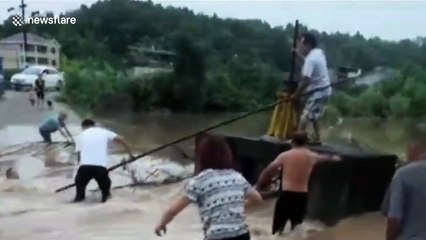Chinese man risks life to rescue another man trapped in flash floods