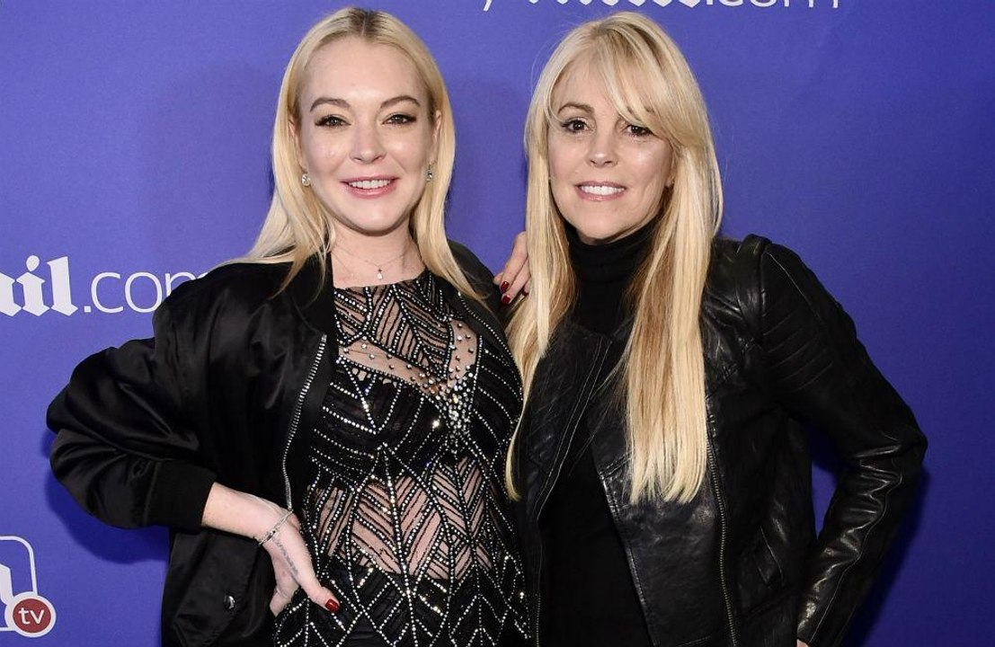 Lindsay Lohan 'überglücklich' über die Verlobung ihrer Mutter