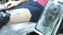 Joven valenciano se tatúa el rostro de Fernando Simón en su pierna